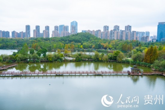 秋日時(shí)節(jié)，觀山湖公園景色美不勝收。人民網(wǎng) 陽(yáng)茜攝