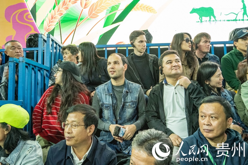 “村BA”決賽現(xiàn)場(chǎng)，看臺(tái)座無虛席。人民網(wǎng) 陽(yáng)茜攝
