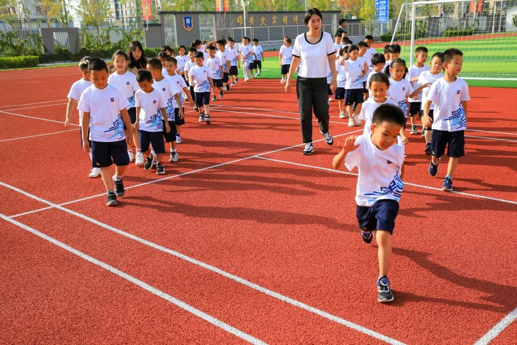 2023年9月，雄安史家胡同小學的學生們在操場上活動。新華社記者張鋮 攝