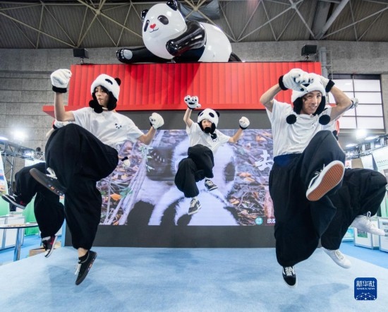  10月29日，街舞隊在日本大阪國際會展中心中國館表演街舞。新華社發(fā)（中國駐大阪旅游辦事處供圖）