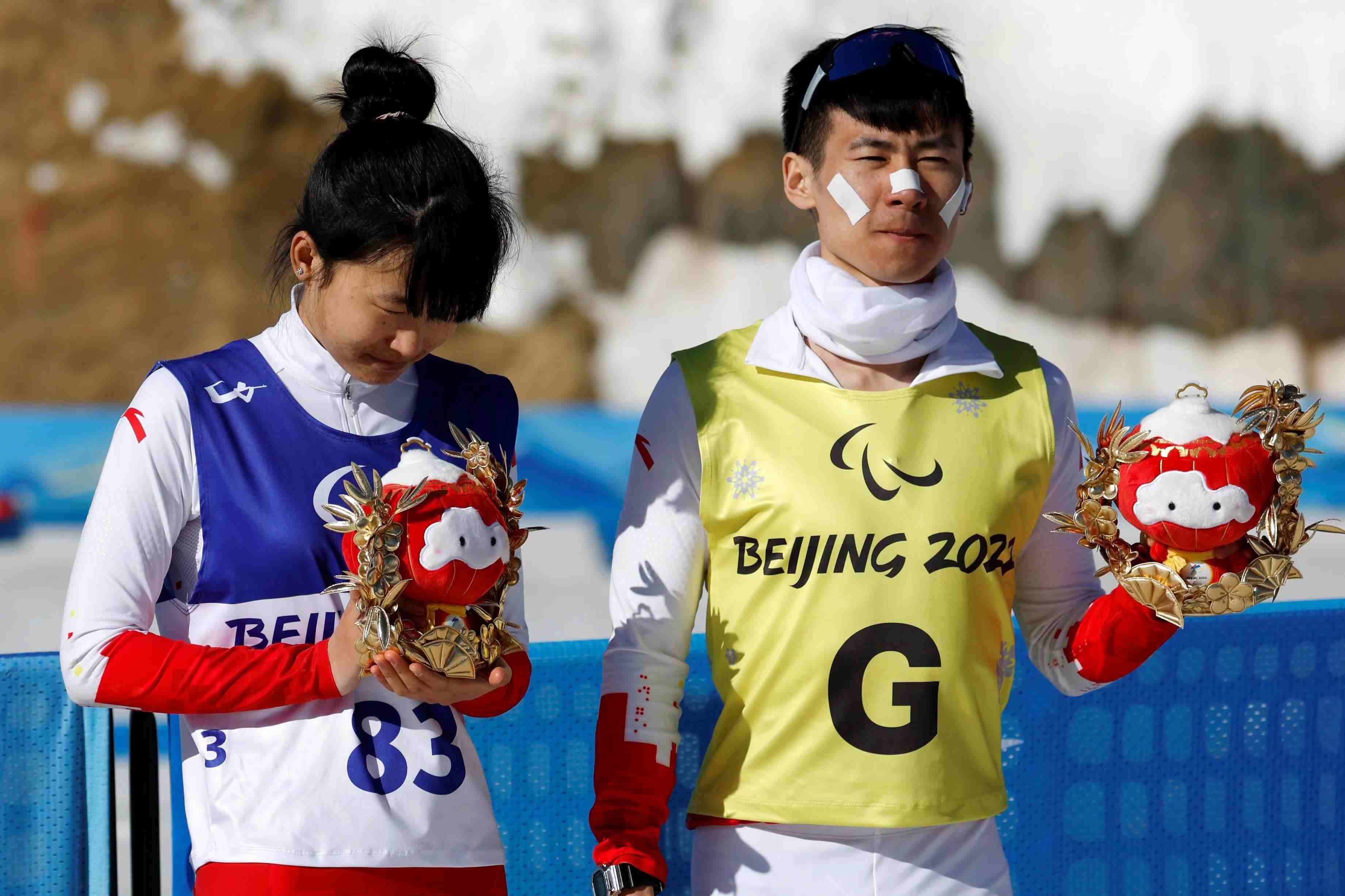 △2022年3月8日，在2022冬殘奧會(huì)殘奧冬季兩項(xiàng)女子中距離（視障）比賽中，中國選手王躍（左）獲季軍。