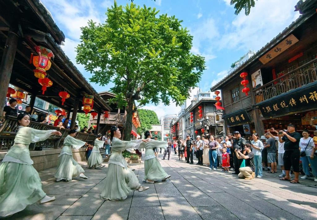 國慶節(jié)期間，福州市三坊七巷歷史文化街區(qū)上演《尋夢閩都》快閃。新華社發(fā)