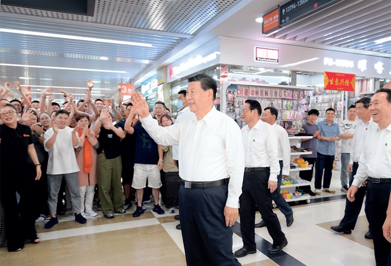 2023年9月20日至21日，中共中央總書記、國家主席、中央軍委主席習(xí)近平在浙江考察。這是20日上午，習(xí)近平在義烏國際商貿(mào)城考察時，同商戶親切交流。 新華社記者 李學(xué)仁/攝