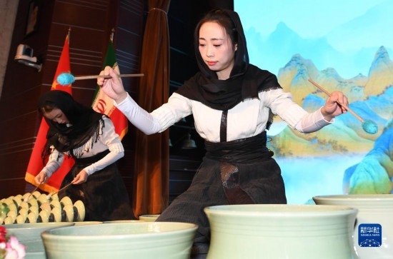 10月30日，演員在伊朗德黑蘭伊朗國家藝術(shù)科學(xué)院舉行的“青風(fēng)海上來”浙江青瓷巡禮開幕式暨“萬象中國·天下寧波”寧波文旅推介會開幕式上表演。新華社記者 沙達提 攝