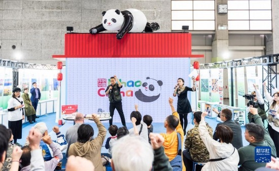  10月29日，游客在日本大阪國際會展中心中國館參與中國旅游知識問答活動。新華社發(fā)（中國駐大阪旅游辦事處供圖）
