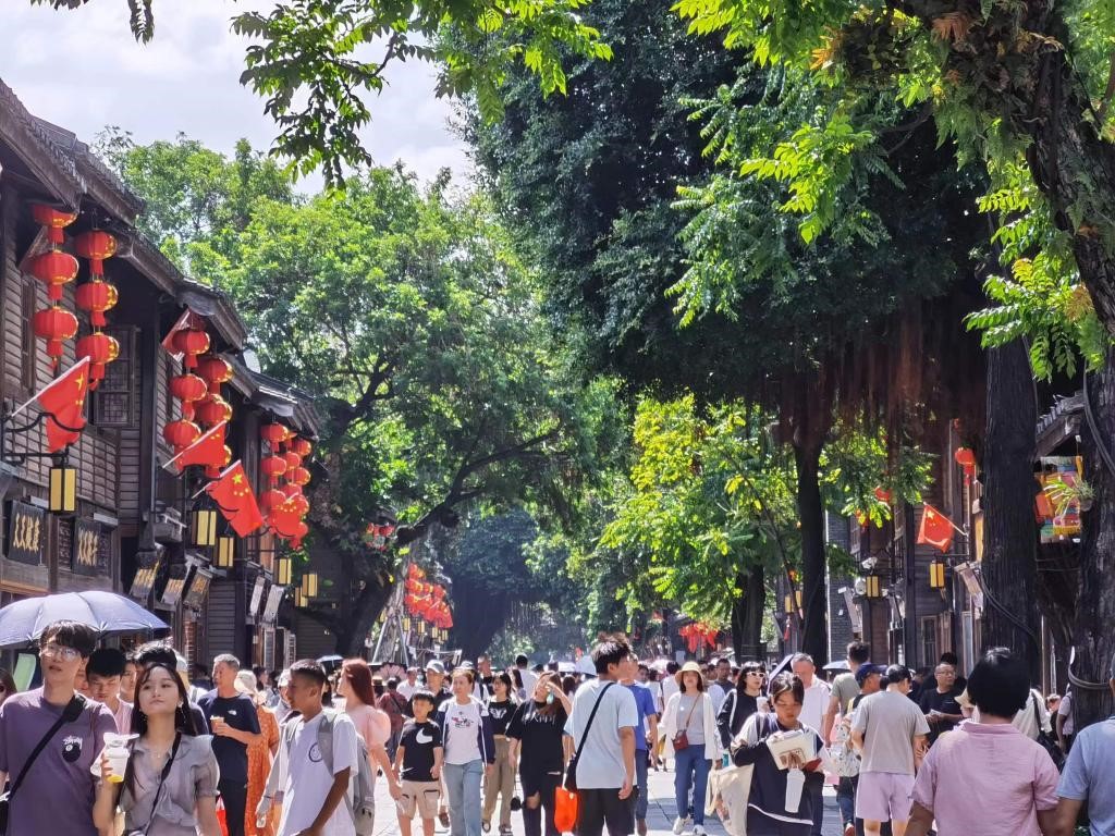 國慶節(jié)期間，三坊七巷歷史文化街區(qū)游人如織。新華社發(fā)