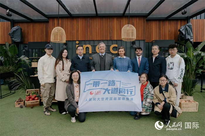 在烏拉圭第118屆普拉多牧農(nóng)業(yè)國際博覽會(huì)上，烏拉圭國家肉類協(xié)會(huì)主席與人民網(wǎng)記者合影。人民網(wǎng)記者 張若涵攝