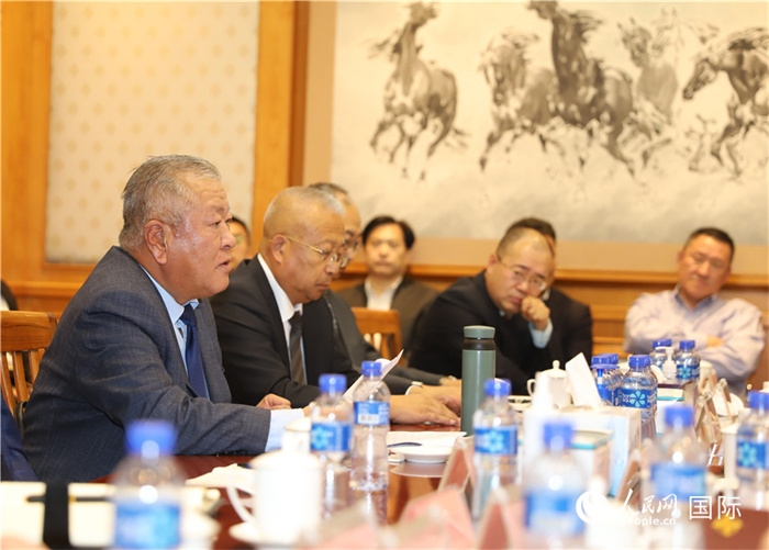 2.2023年10月30日，張義波（左一）會長匯報商會工作情況。人民網(wǎng)記者 霍文攝