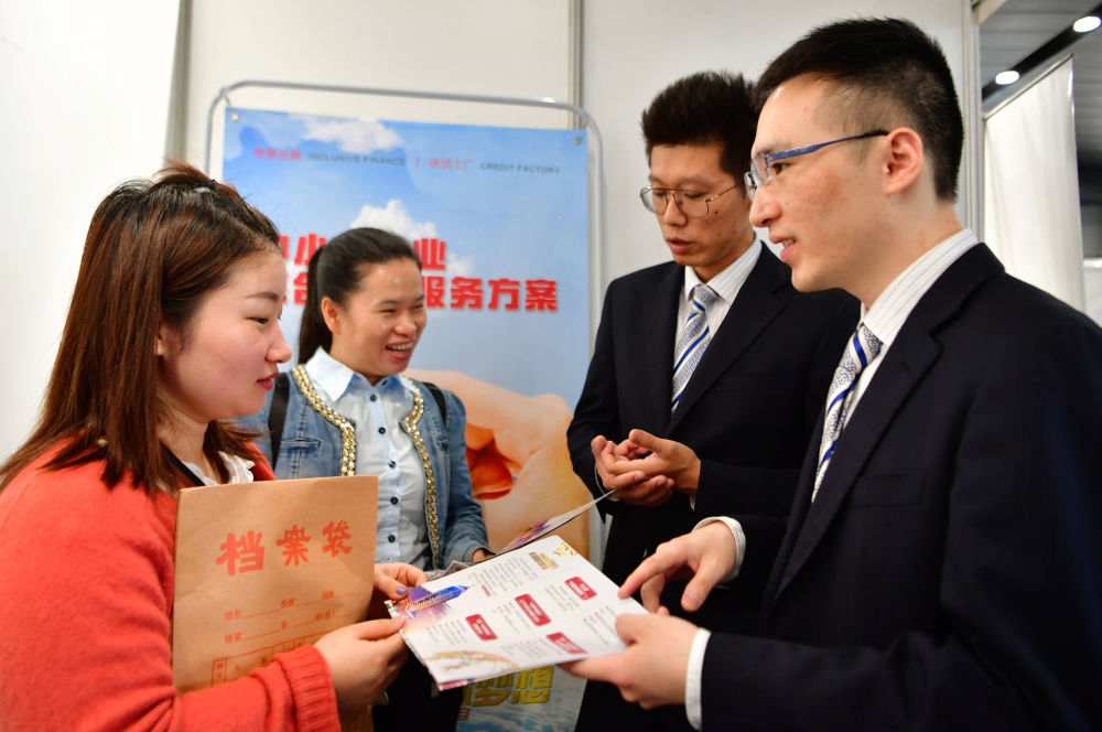 2019年5月9日，兩名鞋業(yè)公司的工作人員（左一和左二）向銀行工作人員咨詢中小微企業(yè)金融服務(wù)方案細(xì)則。當(dāng)日，福建自貿(mào)區(qū)福州片區(qū)稅企銀三方對接會在馬尾基金小鎮(zhèn)舉辦，來自傳統(tǒng)制造業(yè)、物聯(lián)網(wǎng)和電子商務(wù)等行業(yè)的企業(yè)代表參加對接會。新華社記者 魏培全 攝