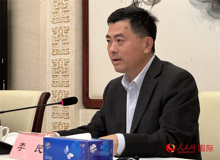 10月31日，歐美同學(xué)會秘書長李民在第五屆中法文化論壇媒體吹風(fēng)會上講話。（人民網(wǎng) 謝瑩攝）