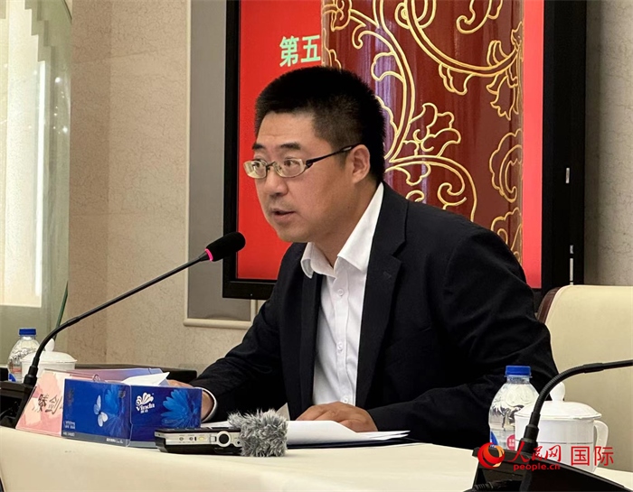 10月31日，歐美同學(xué)會副秘書長滕劍峰在第五屆中法文化論壇媒體吹風(fēng)會上講話。（人民網(wǎng) 謝瑩攝）
