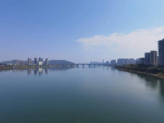 10月24日，在清水塘大橋景觀通道上拍攝的湘江景色。本報記者 常雯宜攝