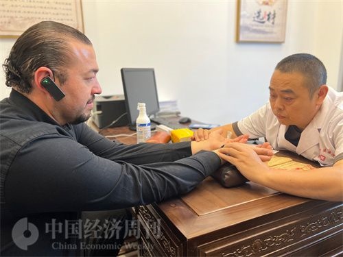  （外媒記者走進(jìn)中醫(yī)堂，問診中醫(yī)名師。中國(guó)經(jīng)濟(jì)周刊記者 郭志強(qiáng)攝）