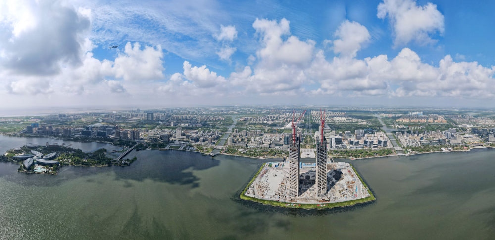 空中俯瞰中國(guó)（上海）自由貿(mào)易試驗(yàn)區(qū)臨港新片區(qū)，左上為東海大橋，前為建設(shè)中的中銀金融中心大樓（2023年9月6日攝，無(wú)人機(jī)照片）。新華社記者 方喆 攝