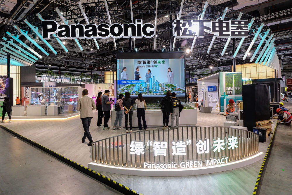 2023年11月2日，工作人員在進(jìn)博會(huì)松下電器展位做準(zhǔn)備工作。新華社記者 辛夢(mèng)晨 攝