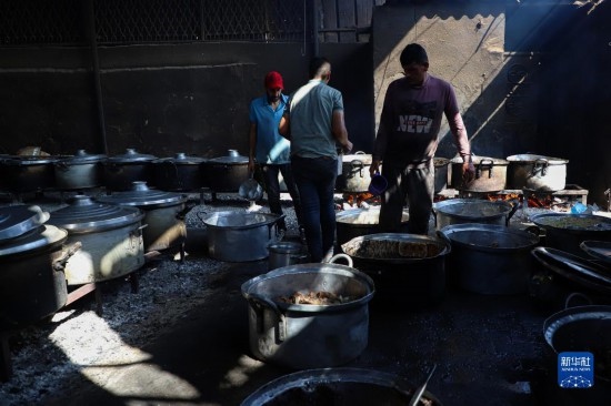 11月3日，在加沙地帶南部城市拉法，人們在煤氣中斷后用柴火做飯。新華社發(fā)（里澤克·阿卜杜勒賈瓦德攝）