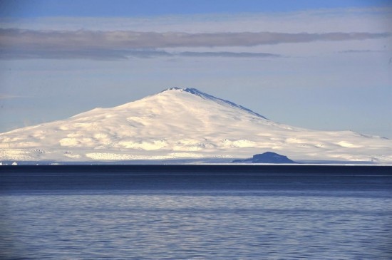 羅斯海沿岸的火山。新華社記者 張建松 攝