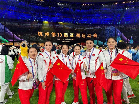 杭州亞運會閉幕式上，教練李紅（右三）和隊員們合影（左二為龔莉）。受訪者供圖