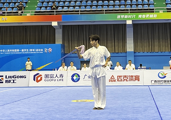 11月6日，第一屆全國學(xué)生（青年）運(yùn)動(dòng)會武術(shù)套路（大學(xué)組）男子自選劍術(shù)比賽中。人民網(wǎng)記者 歐興榮攝