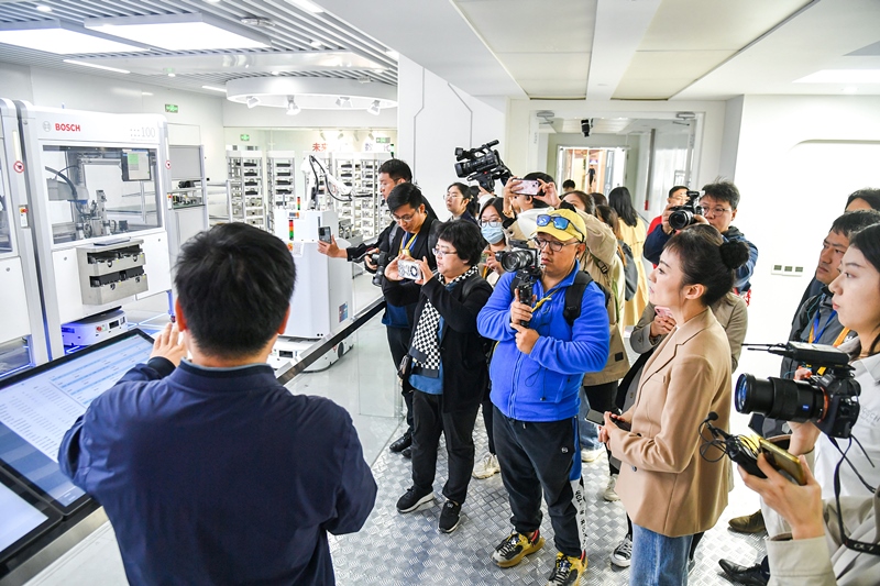 2023年10月16日，第三屆“一帶一路”國際合作高峰論壇新聞中心組織中外記者采訪。記者在中德大廈內(nèi)的博世未來工廠展區(qū)參觀，了解其高質(zhì)量創(chuàng)新發(fā)展成果。