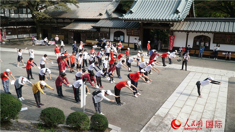 開跑前，中日青少年一起做熱身運動。人民網(wǎng) 蔣曉辰攝