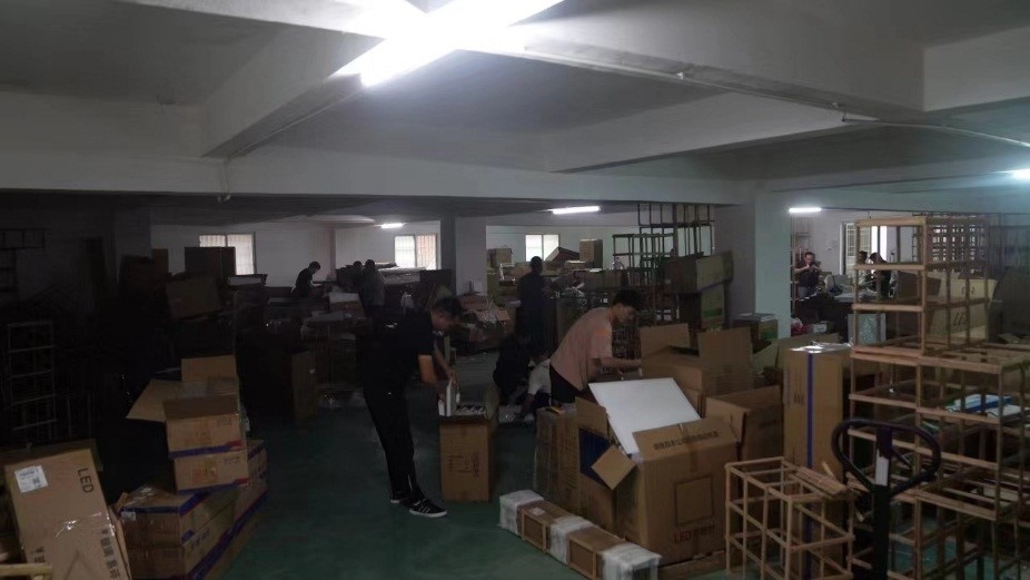 查處倉庫現(xiàn)場。重慶市梁平區(qū)公安局供圖。