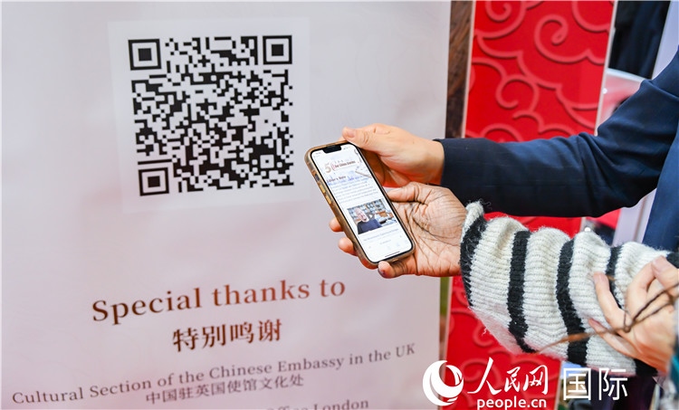 觀眾掃碼《我們的中國故事》系列視頻。人民網(wǎng) 郭錦標(biāo)攝
