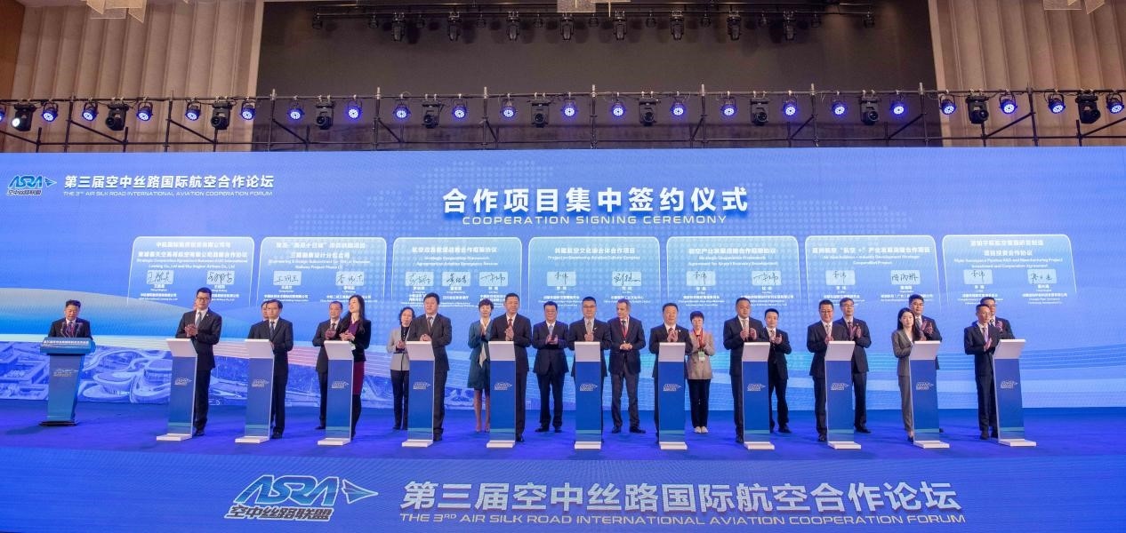 圖為7個(gè)國(guó)內(nèi)外合作項(xiàng)目現(xiàn)場(chǎng)簽約。人民網(wǎng)記者 唐宋攝