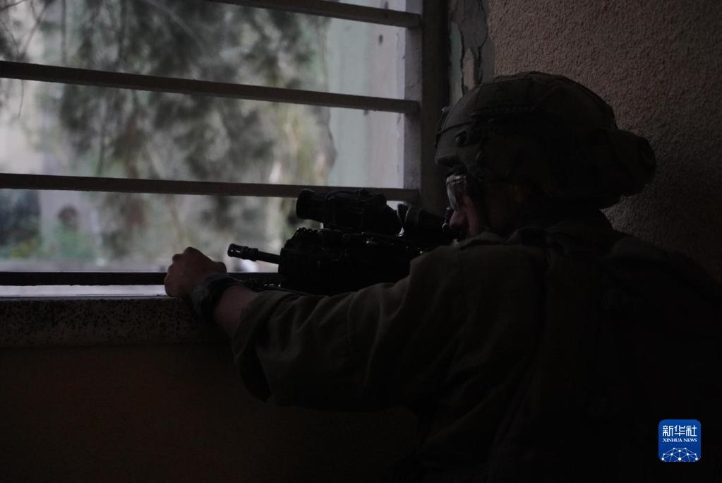 這張以色列國(guó)防軍11月9日發(fā)布的照片顯示，以軍地面部隊(duì)在加沙城進(jìn)行軍事行動(dòng)。新華社發(fā)