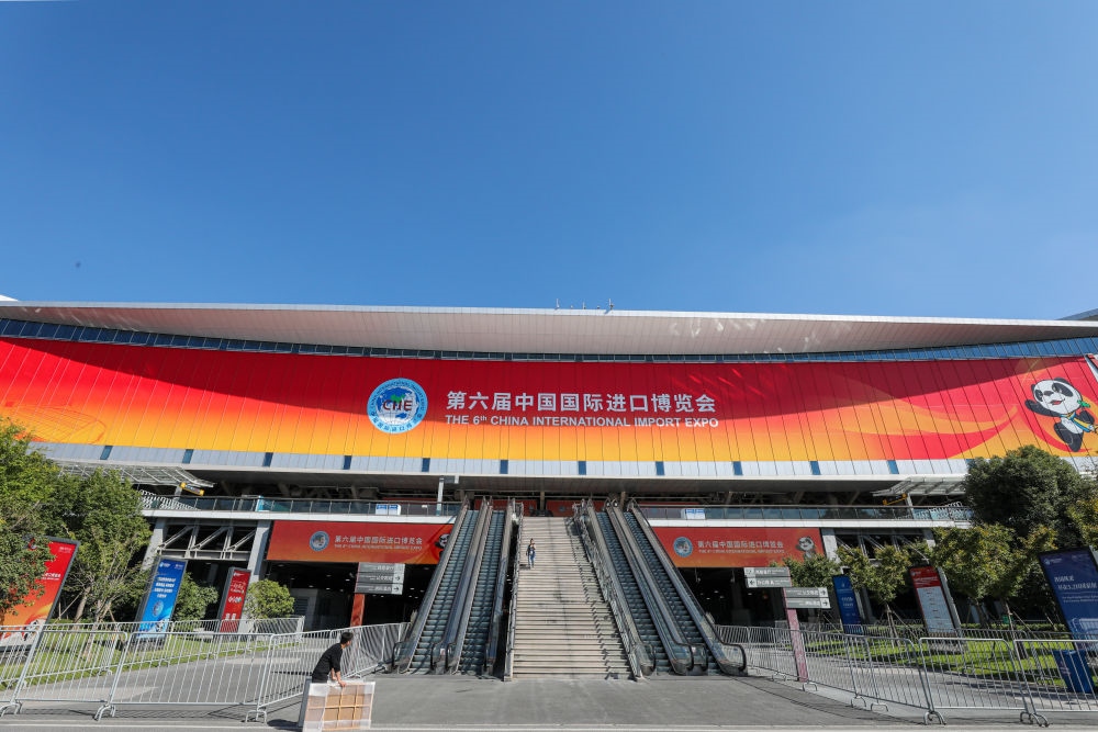 這是第六屆進(jìn)博會(huì)場(chǎng)館國家會(huì)展中心（上海）外景（2023年11月2日攝）。新華社記者 辛夢(mèng)晨 攝