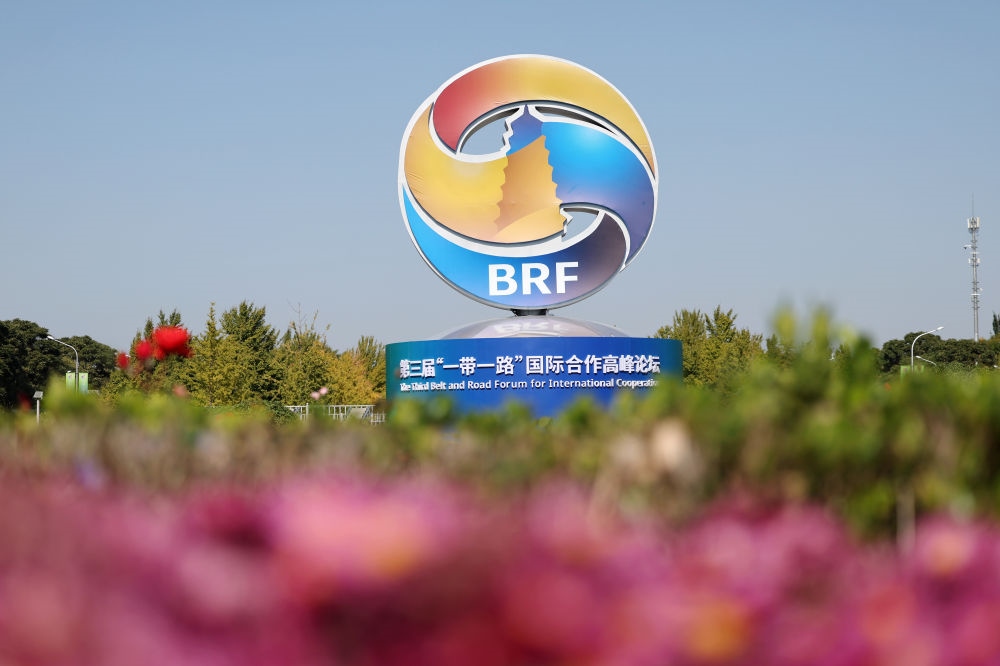 這是在北京市北土城路附近拍攝的“一帶一路”國際合作高峰論壇景觀布置（2023年10月16日攝）。第三屆“一帶一路”國際合作高峰論壇于10月17日至18日在北京舉行。新華社記者 陳斌 攝