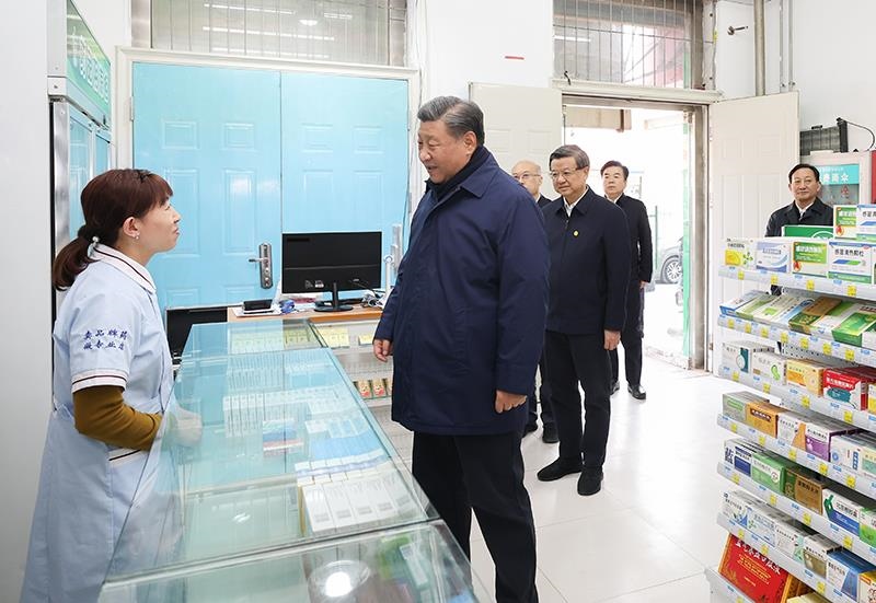 2023年11月10日，習近平總書記在河北保定涿州市永濟秀園小區(qū)門口藥店，了解經(jīng)營恢復情況。