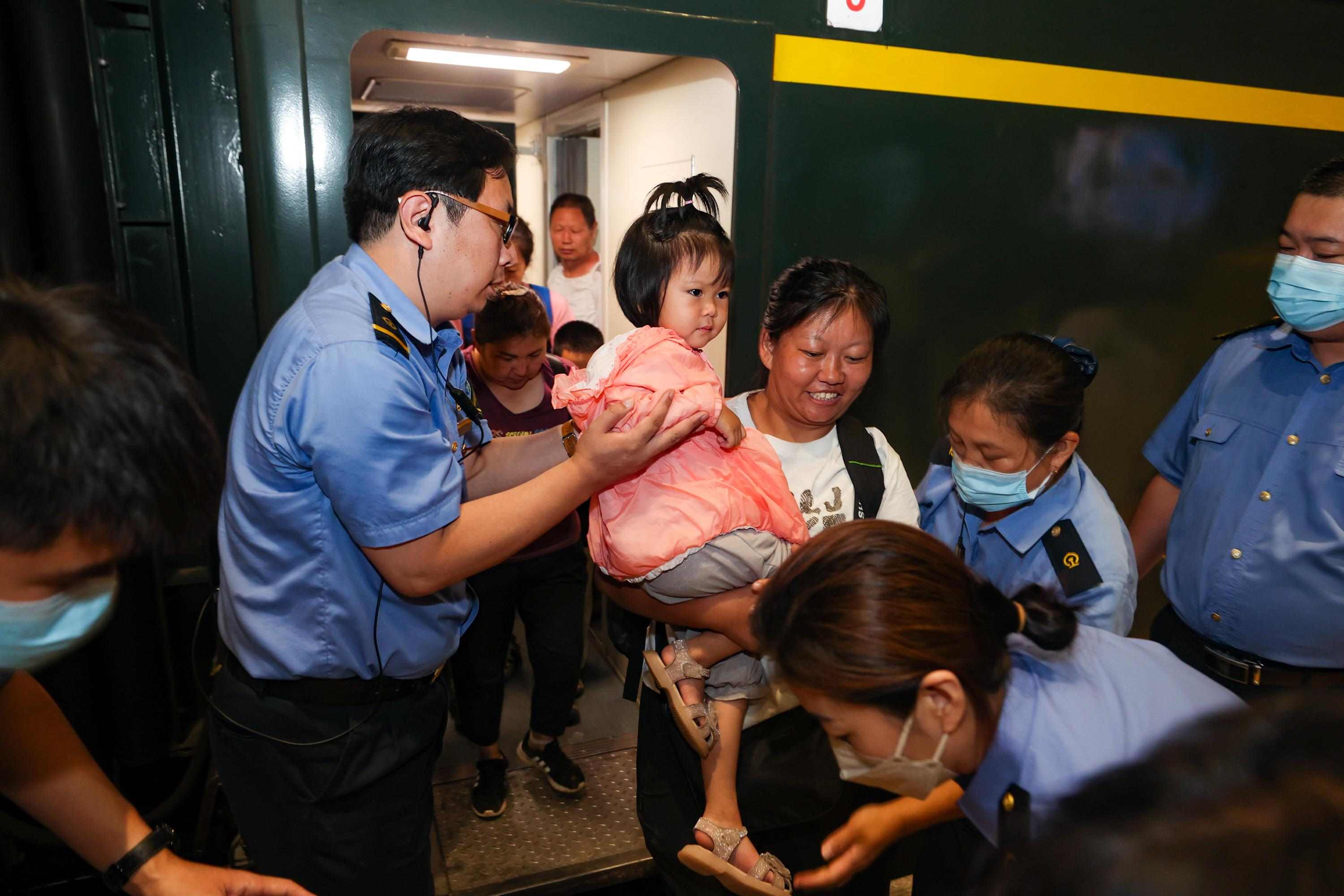 2023年8月2日，因強降雨被困的K396次列車第二批近500名旅客在救援隊的一路護送下，徒步五個小時抵達妙峰山鎮(zhèn)水峪嘴村。稍作休整后，他們乘坐臨時旅客列車前往北京豐臺站。