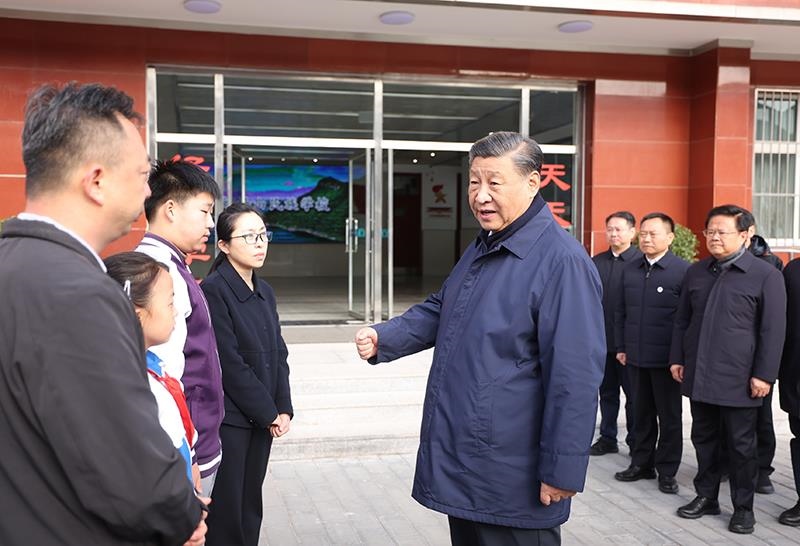 2023年11月10日，習近平總書記在北京門頭溝妙峰山民族學校，親切慰問因公犧牲烈士家屬。
