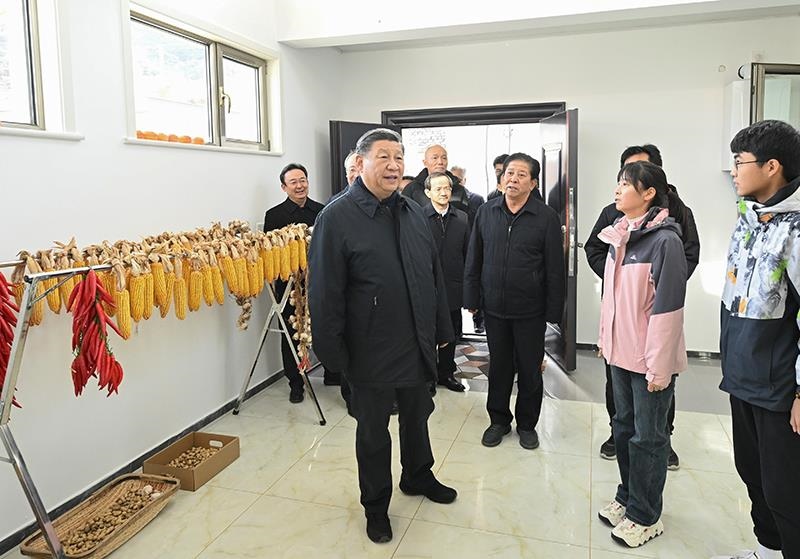 2023年11月10日，習近平總書記在北京門頭溝妙峰山鎮(zhèn)水峪嘴村村民李盟家看望慰問，了解房屋受損、修繕和冬季取暖等情況。