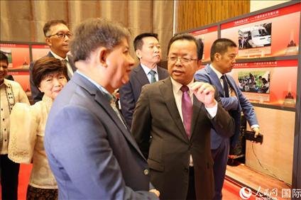論壇期間配套舉行“‘?dāng)[脫貧困之路’——寧德扶貧開發(fā)圖片展”。人民網(wǎng)記者樊帆 攝