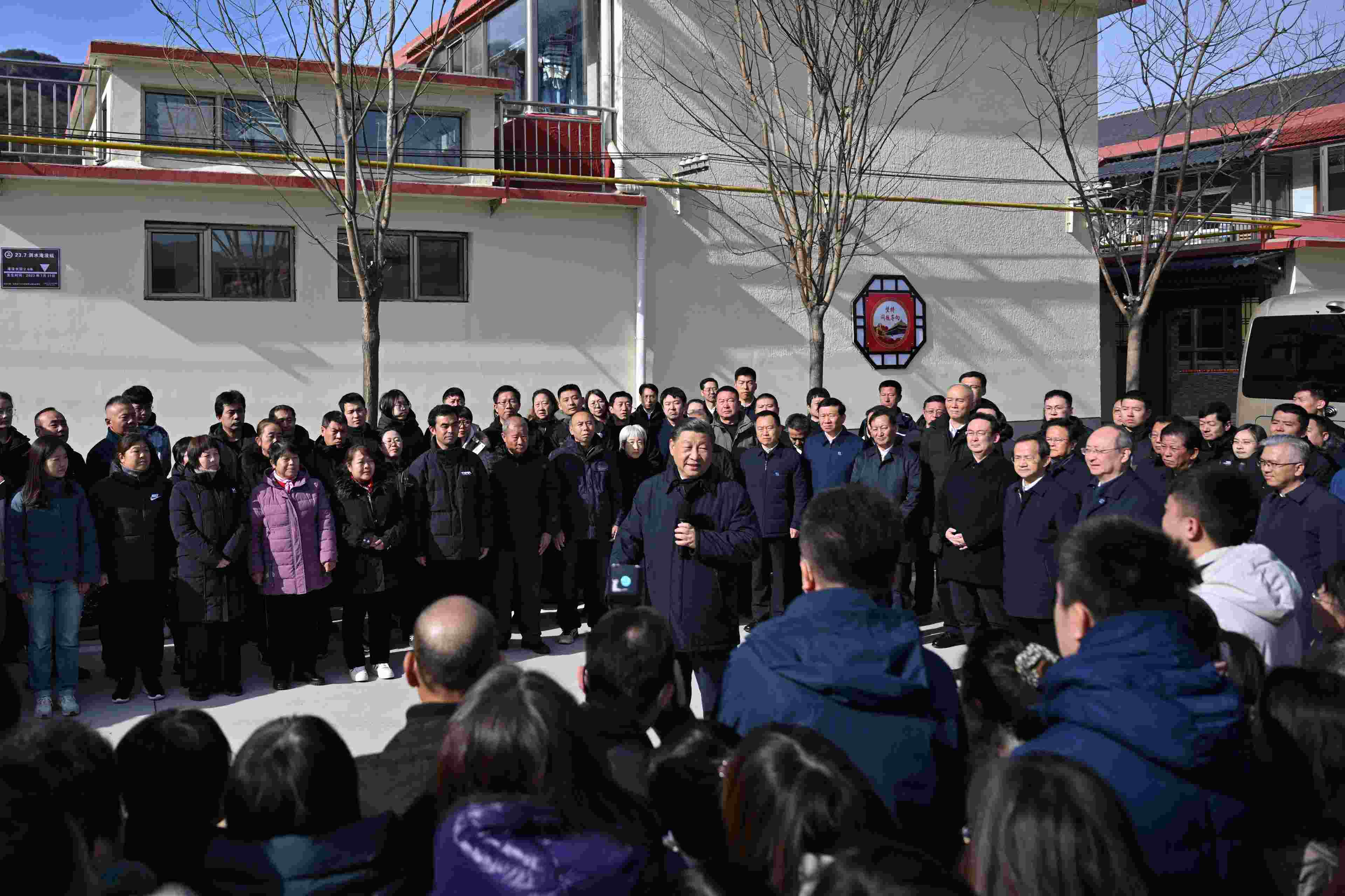 2023年11月10日，習(xí)近平總書記在北京市門頭溝區(qū)妙峰山鎮(zhèn)水峪嘴村考察時(shí)，同當(dāng)?shù)厝罕娪H切交流。