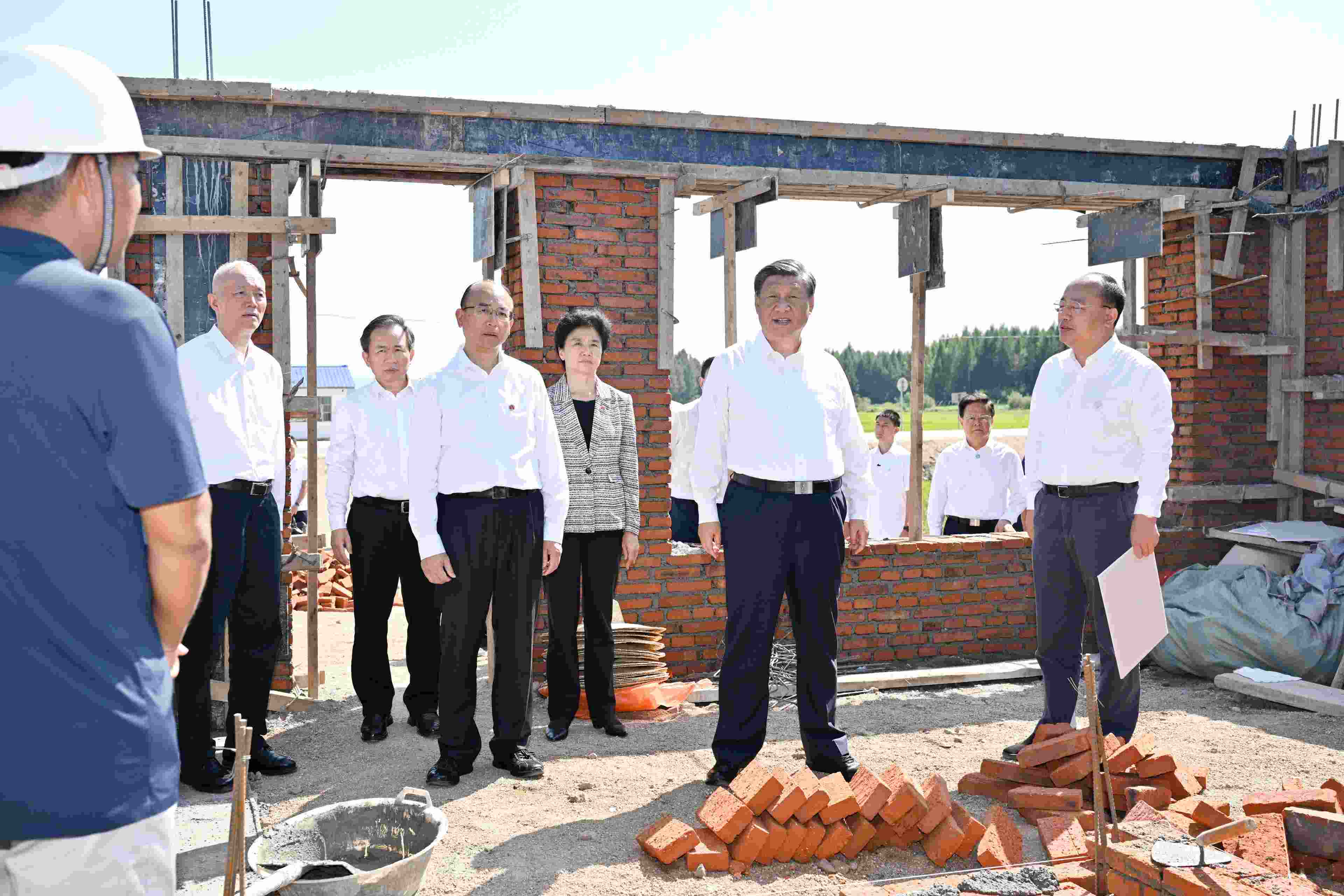 2023年9月7日，習(xí)近平總書記在遭受洪澇災(zāi)害的黑龍江省哈爾濱尚志市老街基鄉(xiāng)龍王廟村，察看水毀房屋重建情況。