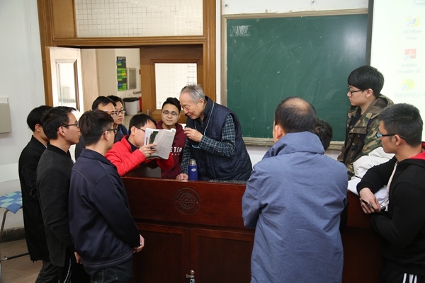 鐘萬勰院士為學(xué)生們答疑解惑。大連理工大學(xué)供圖