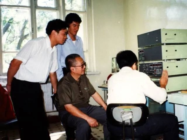 秦裕琨與團(tuán)隊(duì)在一起。哈爾濱工業(yè)大學(xué)供圖