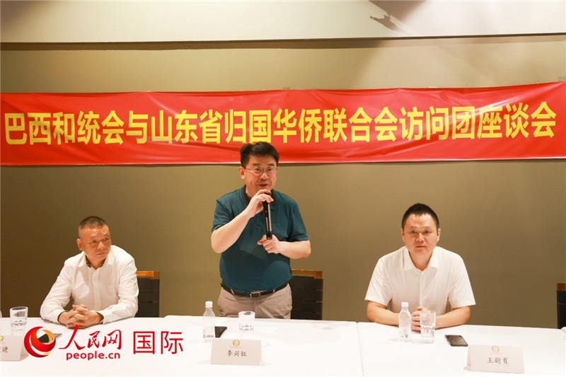中國(guó)僑聯(lián)副主席、山東省僑聯(lián)主席李興鈺（中）在座談會(huì)上致辭。人民網(wǎng)記者 陳海琪攝