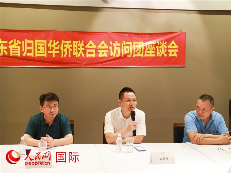 中國(guó)駐里約總領(lǐng)館副總領(lǐng)事王尉育（中）在座談會(huì)上致辭。人民網(wǎng)記者 陳海琪攝