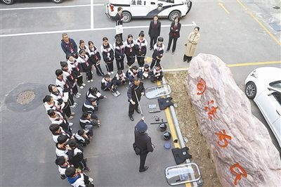 圖②：法警對(duì)警用裝備的使用進(jìn)行現(xiàn)場(chǎng)演示。