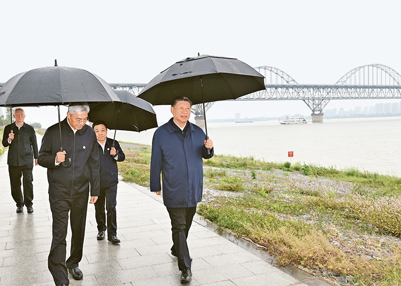 2023年10月10日至13日，中共中央總書記、國家主席、中央軍委主席習近平在江西考察。這是10日下午，習近平在長江國家文化公園九江城區(qū)段考察時，冒雨沿江堤步行察看沿岸風貌。 新華社記者 謝環(huán)馳/攝