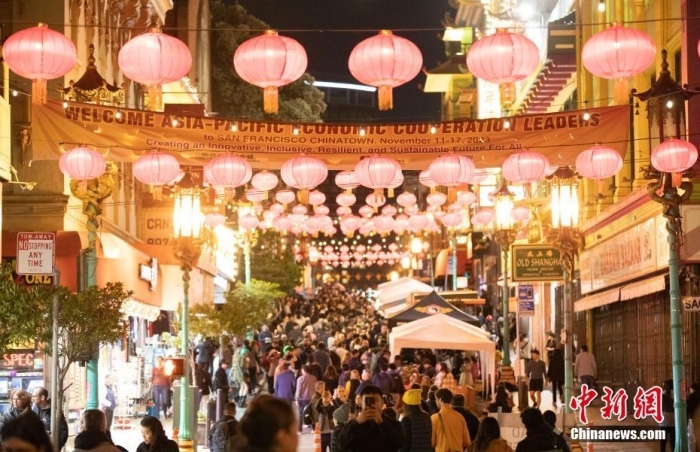 當(dāng)?shù)貢r間11月10日，美國舊金山唐人街夜市人頭攢動。亞太經(jīng)合組織(APEC)第三十次領(lǐng)導(dǎo)人非正式會議將在舊金山舉行，當(dāng)?shù)靥迫私钟媱澟e辦包括夜市在內(nèi)的多場活動，以吸引與會者、游客和市民的光顧。<a target='_blank' href='/'><p class=