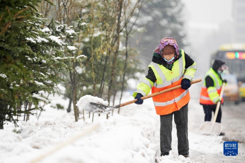 11月16日，環(huán)衛(wèi)工人在清理道路上的積雪。當(dāng)日，黑龍江哈爾濱市迎來(lái)雨雪天氣。新華社記者 王建威 攝