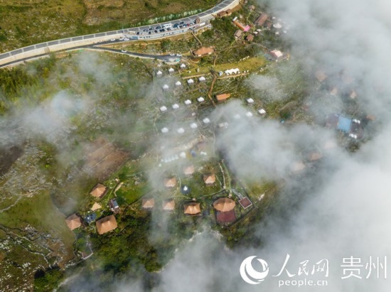 航拍掩映在晨間薄霧中的“花都里·化屋野奢度假營地“。人民網(wǎng) 陽茜攝