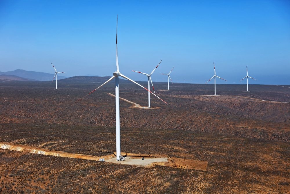 這是2023年2月14日拍攝的位于智利中部沿海的蓬塔謝拉風(fēng)電場。蓬塔謝拉風(fēng)電場是中國在智利投資建設(shè)的首個風(fēng)電場，2018年正式投產(chǎn)發(fā)電，可滿足13萬戶家庭的用電需求，同時每年還能減少15.7萬噸碳排放。