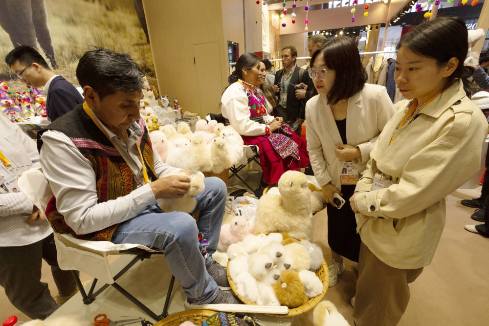 2023年11月7日，秘魯羊駝毛制品手藝人馬馬尼大叔在中國上海舉辦的第六屆進博會上展示羊駝玩偶制作工藝。秘魯特色羊駝毛制品連續(xù)六屆在進博會上亮相，收獲大量訂單。進博會大舞臺讓秘魯傳統(tǒng)手藝人有了更廣闊的發(fā)展空間。