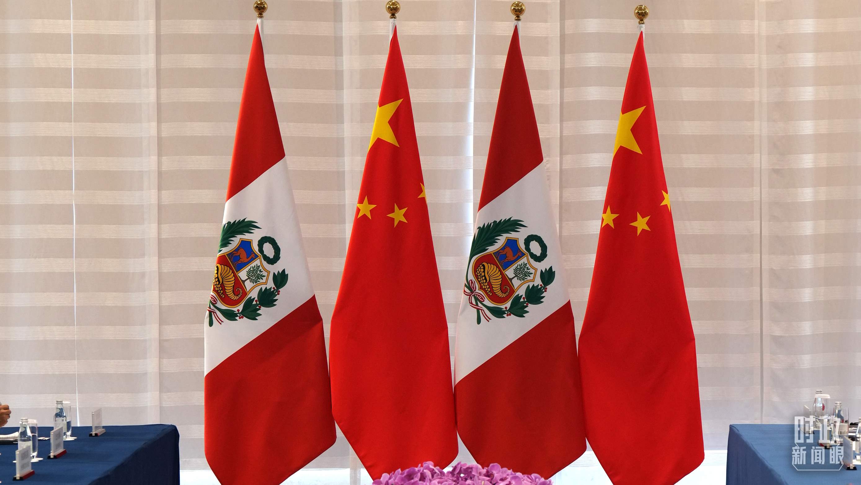 △會(huì)談現(xiàn)場的中秘兩國國旗。（總臺(tái)國廣記者李晉拍攝）